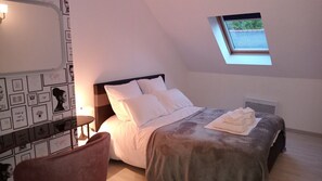 6 bedrooms, iron/ironing board, WiFi, bed sheets - Character farmhouse with 6-bedroom pool and small pond. (Martigné-Ferchaud)