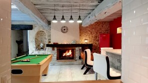 Games room - Character farmhouse with 6-bedroom pool and small pond. (Martigné-Ferchaud)