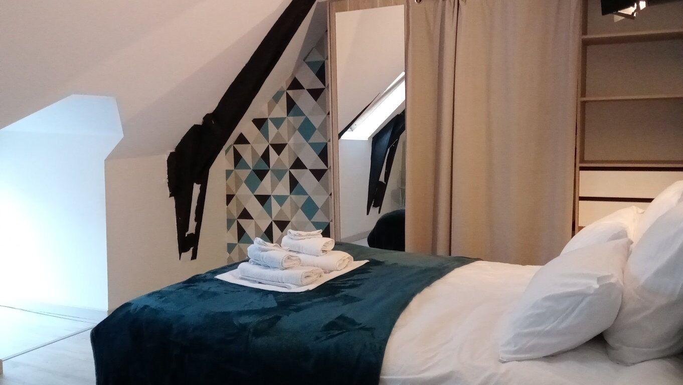 6 bedrooms, iron/ironing board, WiFi, bed sheets