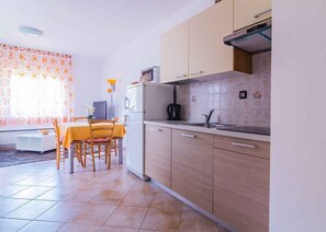 Køleskab, mikrob�ølgeovn, kogeplade, opvaskemaskine