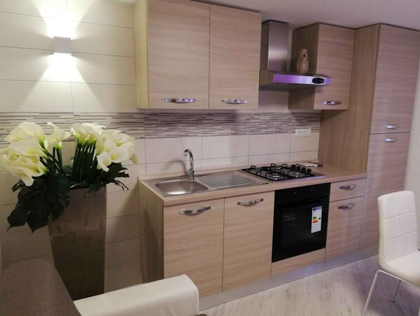 Fridge, microwave, oven, stovetop - Holiday apartment mit Klimaanlage und WLAN (San Michele al Tagliamento)