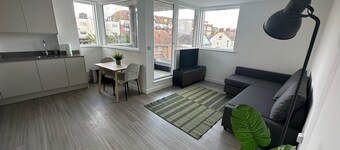 Luxury modern Apt with parking on Leigh Broadway