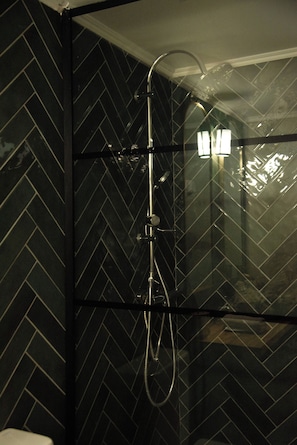 Deluxe Apartment, Sea View (Carmen) | Bathroom - Victoria Suites Corfu (Corfu)