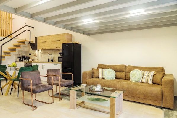 Apartamento luxo, vista para o mar (Sofianna) | Área de estar | TV de tela plana