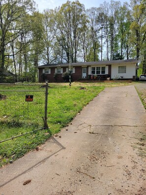 Exterior - 2-bedroom and 2 bathroom vacation home  (Forest City)