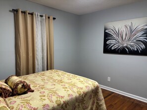2 bedrooms, desk, WiFi - BEAUTIFUL VACATION HOME 2-bedroom and 1 bathroom (Forest City)
