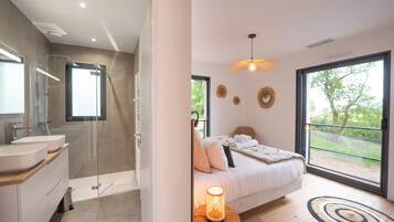 3 habitaciones, tabla de planchar con plancha y cuna de viaje