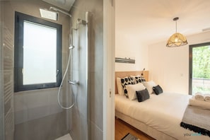 3 bedrooms, iron/ironing board, travel cot, free WiFi - New villa • Heated pool • AC • Vineyard views (Cenac)