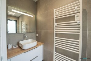 Douche, sèche-cheveux, serviettes fournies, savon