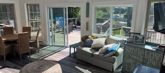 AMAZING LAKEFRONT HOUSE WITH PRIVATE DOCK, PRIVATE BEACH, 4 BEDROOMS, SLEEPS 12+