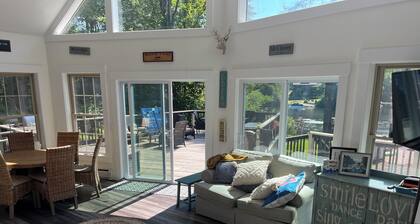 AMAZING LAKEFRONT HOUSE WITH PRIVATE DOCK, PRIVATE BEACH, 4 BEDROOMS, SLEEPS 12+