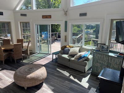AMAZING LAKEFRONT HOUSE WITH PRIVATE DOCK, PRIVATE BEACH, 4 BEDROOMS, SLEEPS 12+