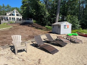 Terrace/patio - AMAZING LAKEFRONT HOUSE WITH PRIVATE DOCK, PRIVATE BEACH, 4 BEDROOMS, SLEEPS 12+ (Wakefield)