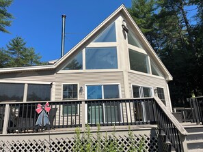 Exterior - AMAZING LAKEFRONT HOUSE WITH PRIVATE DOCK, PRIVATE BEACH, 4 BEDROOMS, SLEEPS 12+ (Wakefield)