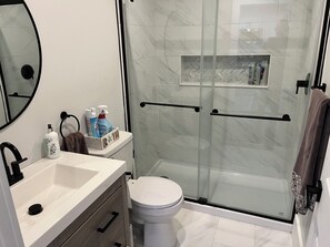 Hair dryer, towels, toilet paper - AMAZING LAKEFRONT HOUSE WITH PRIVATE DOCK, PRIVATE BEACH, 4 BEDROOMS, SLEEPS 12+ (Wakefield)