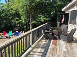 Outdoor dining - AMAZING LAKEFRONT HOUSE w/PRIVATE DOCK, PRIVATE BEACH, 4 BEDROOMS, SLEEPS 12+ (Wakefield)