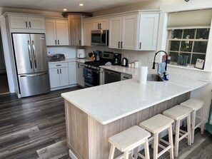 Mikrobølgeovn, ovn, kokeplater og oppvaskmaskin