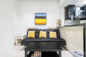 Studio Design, balcon, vue ville | Coin séjour | TV connectée de 32 pouces avec chaînes par câble