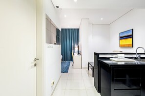Studio Design, balcon, vue ville | Cuisine privée | Réfrigérateur, micro-ondes, four, cafetière/bouilloire