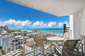 Property grounds - Mainsail 382 - Gulf-Front, Swimming Pool, Hot Tub, Chairs + Umbrellas Included! (Miramar Beach)