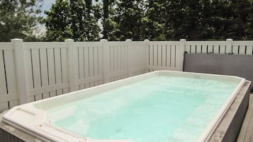 Bain à remous extérieur