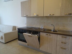 Een koelkast, een oven, een kookplaat, een vaatwasser