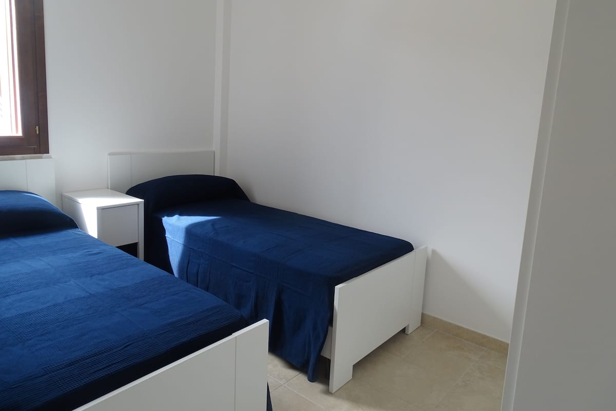 2 habitaciones y tabla de planchar con plancha