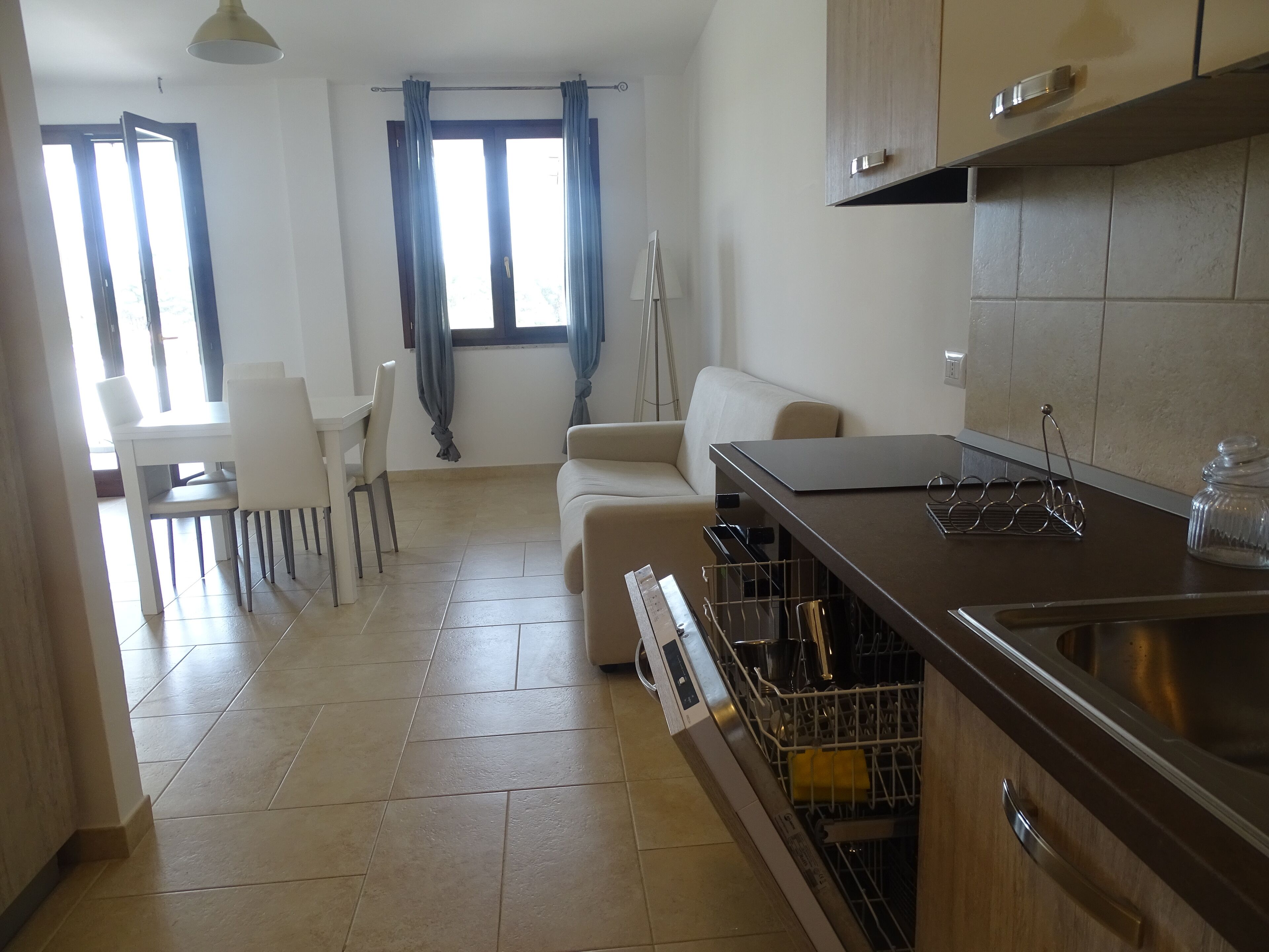 Peti sejuk, ketuhar, dapur, mesin basuh pinggan mangkuk 