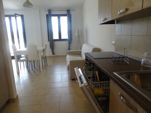 Een koelkast, een oven, een kookplaat, een vaatwasser