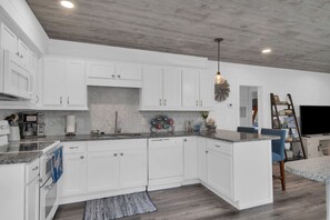 Een koelkast, een microgolfoven, een oven, een kookplaat