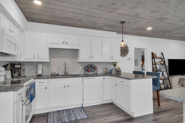 Frigorífic, microones, forn i placa de cuina 