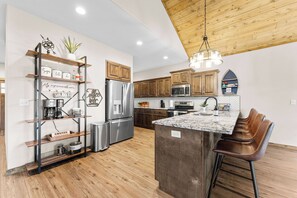 Fridge, microwave, oven, stovetop - Poolside at the Point (Branson)