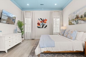 5 habitaciones, escritorio y tabla de planchar con plancha 