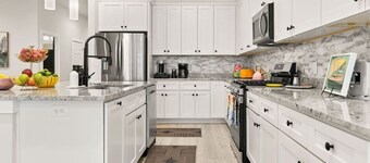 Charleston-themed House for 10!