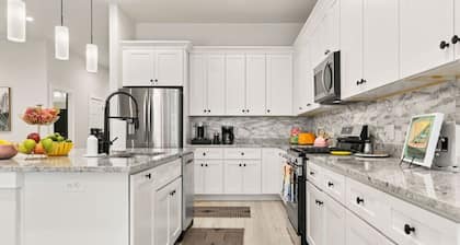 Charleston-themed House for 10!