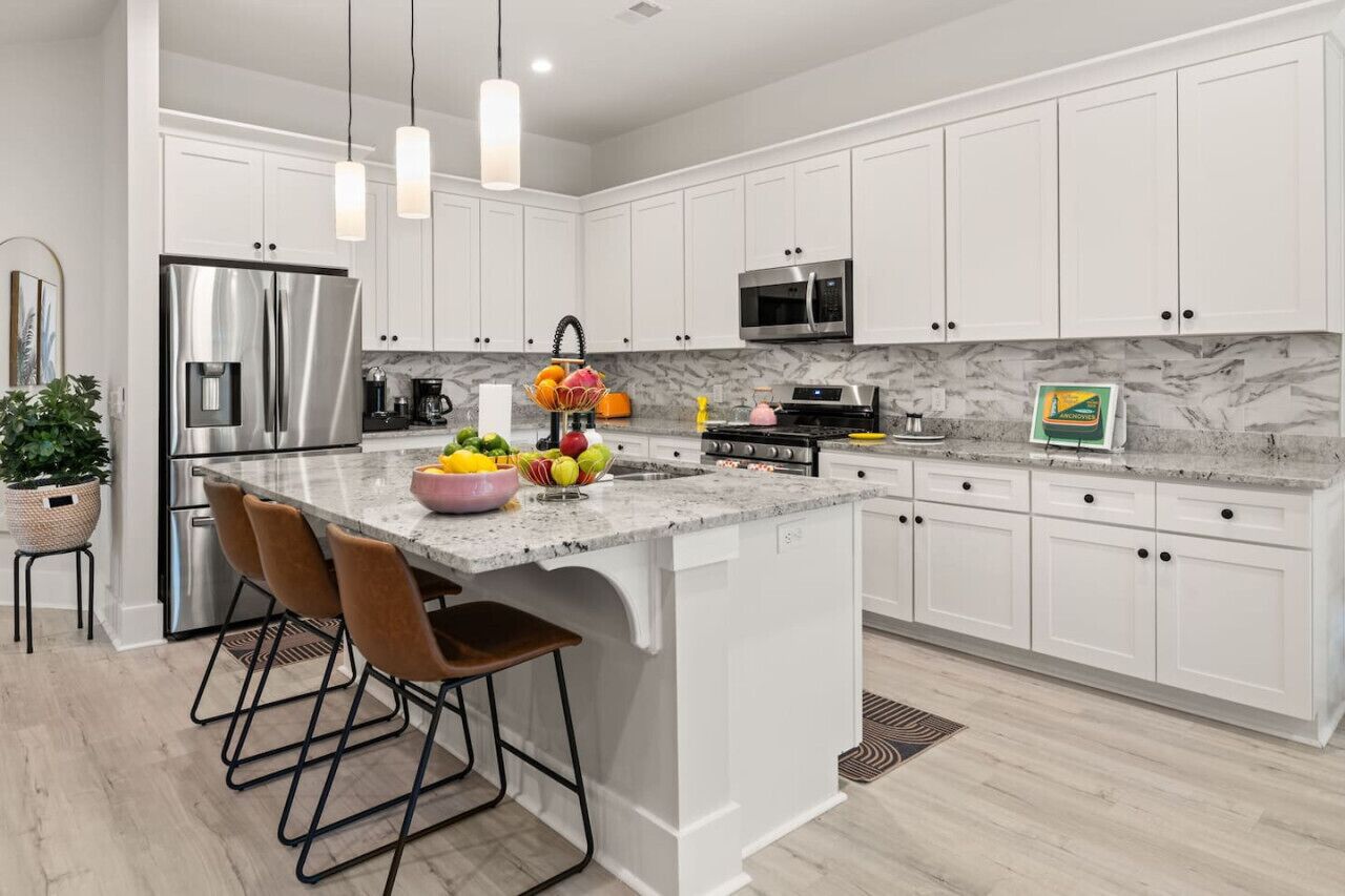 Réfrigérateur, four à micro-ondes, un four, surface de cuisson