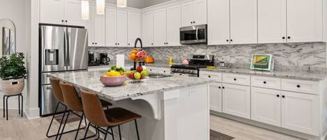 Réfrigérateur, four à micro-ondes, un four, surface de cuisson