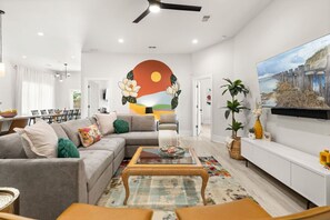 Smart-TV, Tischfußball, Tischtennisplatte