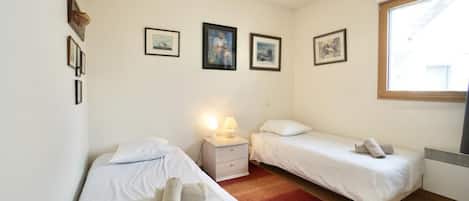 3 bedrooms, desk, iron/ironing board, WiFi (free)