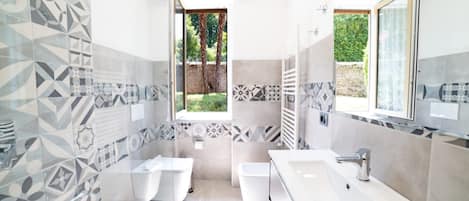 Regadera, secadora de cabello, bidet, toallas