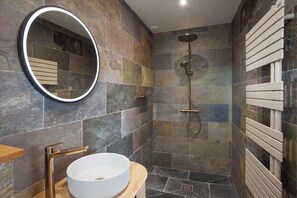 Dusche, Haartrockner, Handtücher, Seife