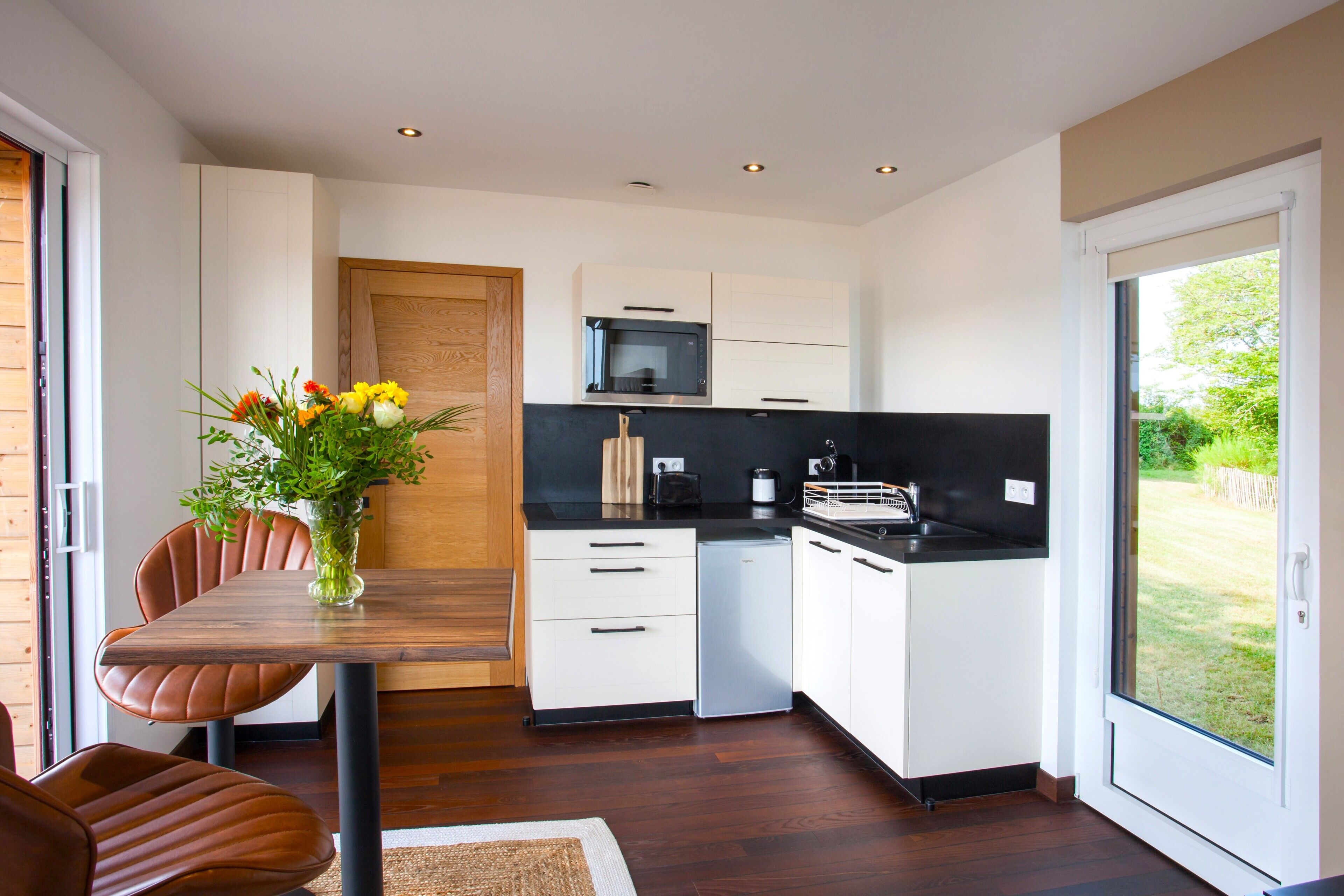 Réfrigérateur, micro-ondes, four, plaque de cuisson