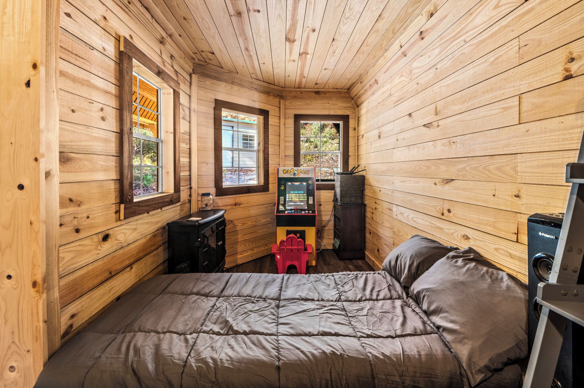 2 bedrooms, travel crib, WiFi, bed sheets
