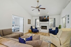 Smart-TV, peis, bøker og kontorer