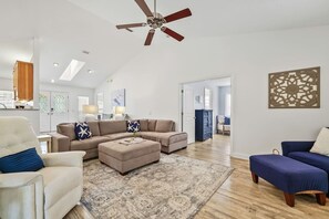 Smart TV, chimenea, libros, oficina