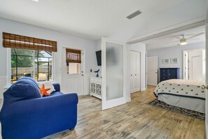 4 soverom, skrivebord, strykejern/-brett og reiseseng for barn