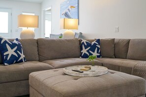 Smart TV, chimenea, libros, oficina