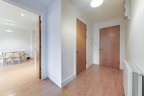 Appartement Deluxe | Coin séjour | Télévision LCD de 32 pouces avec chaînes par satellite