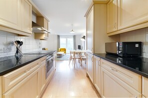 Deluxe Apartment | Private kitchen | Full-size fridge, microwave, oven, stovetop - Still Life Clerkenwell Deluxe (London)