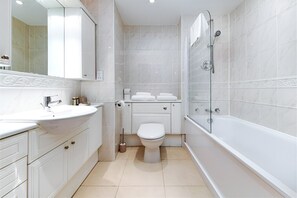 Deluxe Apartment | Bathroom | Combined shower/tub, hair dryer, towels